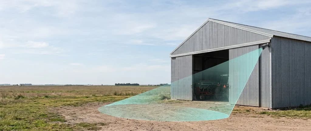 EB3 4G montada en la esquina de un galpón rural, cubriendo la entrada con su campo de visión
