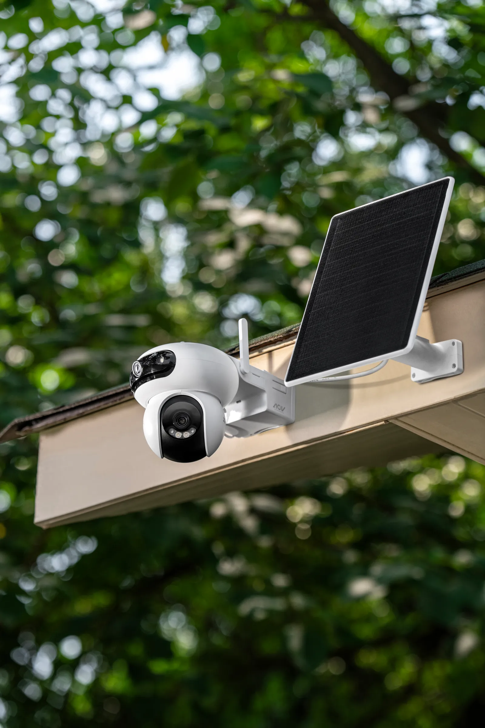 HB90x Dual con su panel solar de 8 W montada bajo el alero de un techo